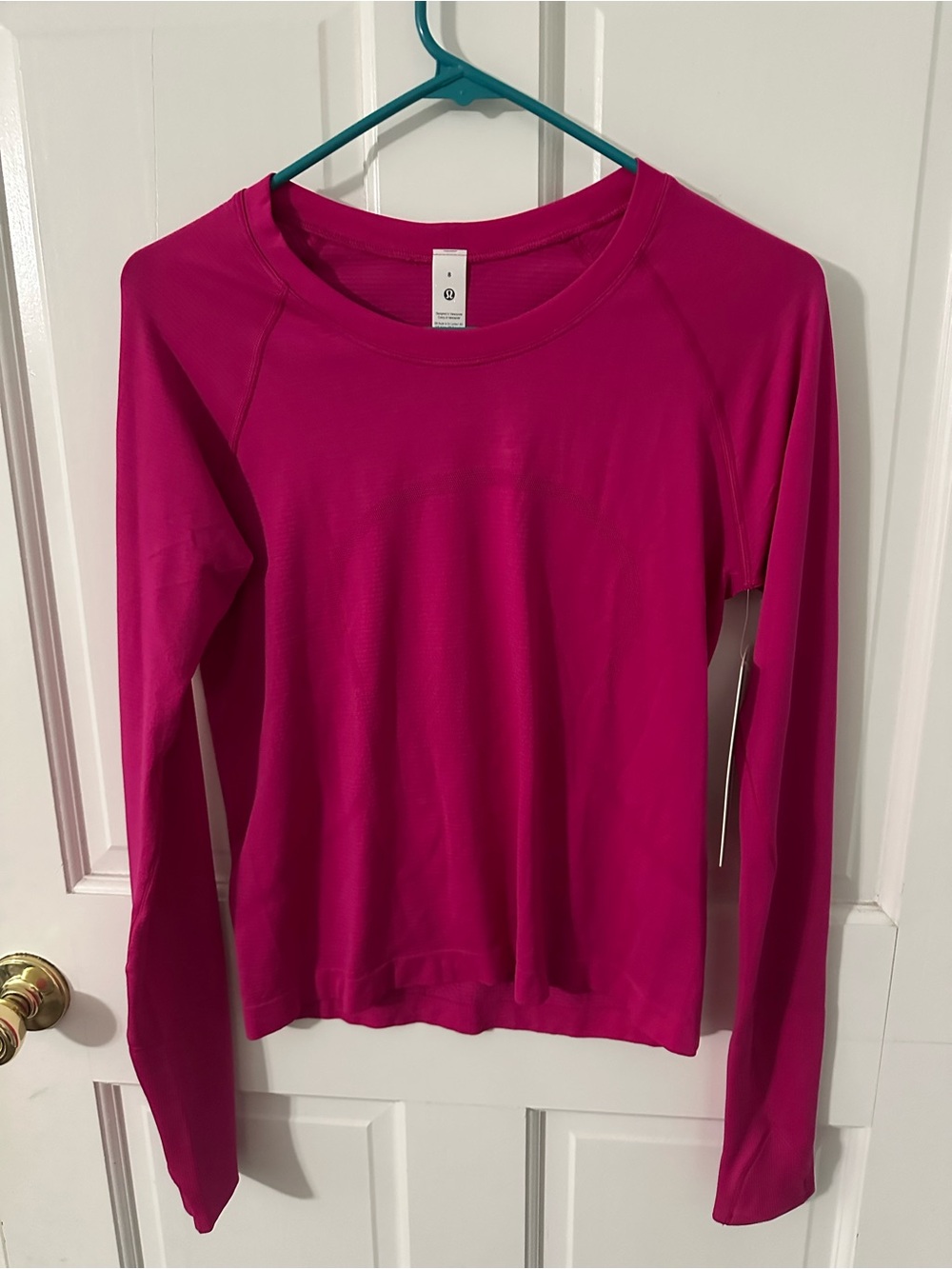 Lululemon Swiftly Tech Long Sleeve - Race Length
SIZE 8